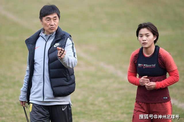 女子分享与寺庙方丈的合影：花费万元求财，意外有人获益
